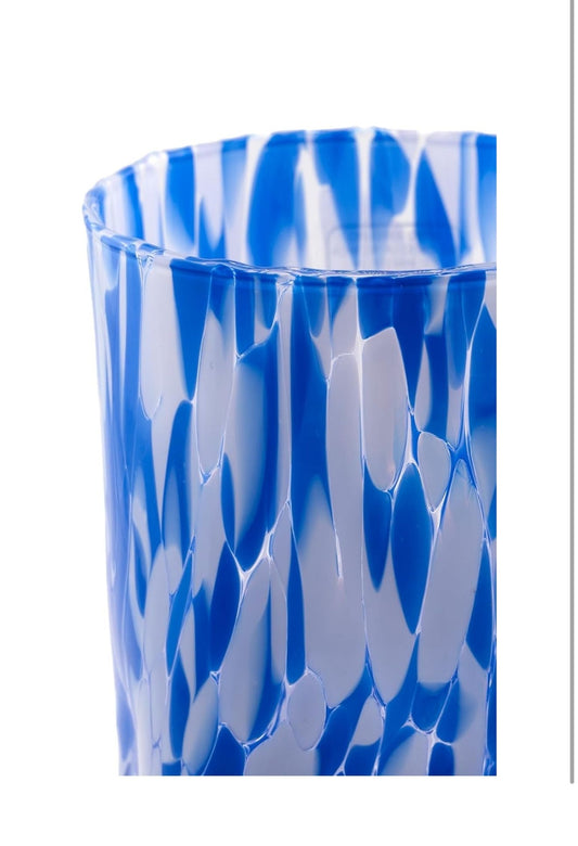 Højt tønde glas i blå-hvid Murano-glas