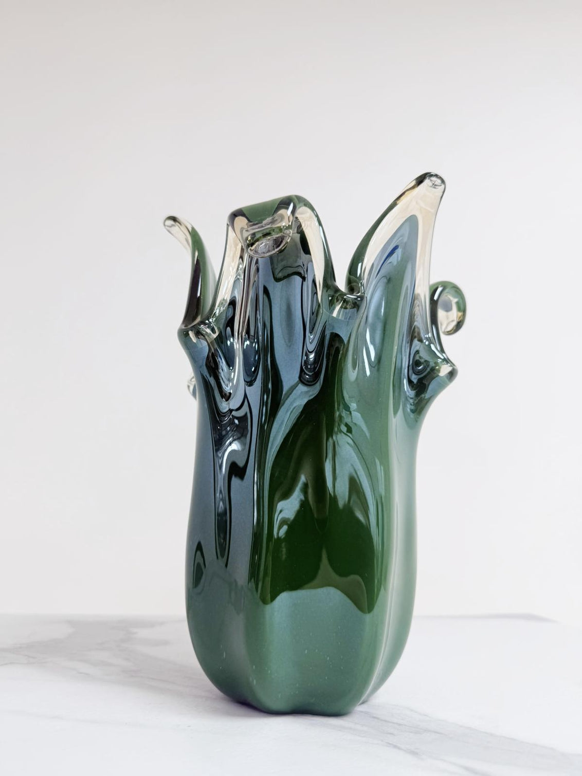 Mellem tulipanvase i britisk grøn Murano-glas