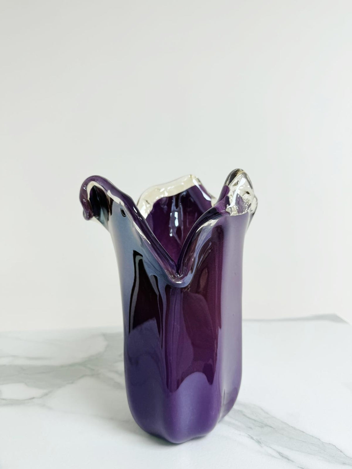 Mellem tulipanvase i lilla Murano-glas