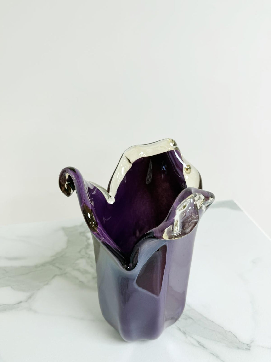 Mellem tulipanvase i lilla Murano-glas