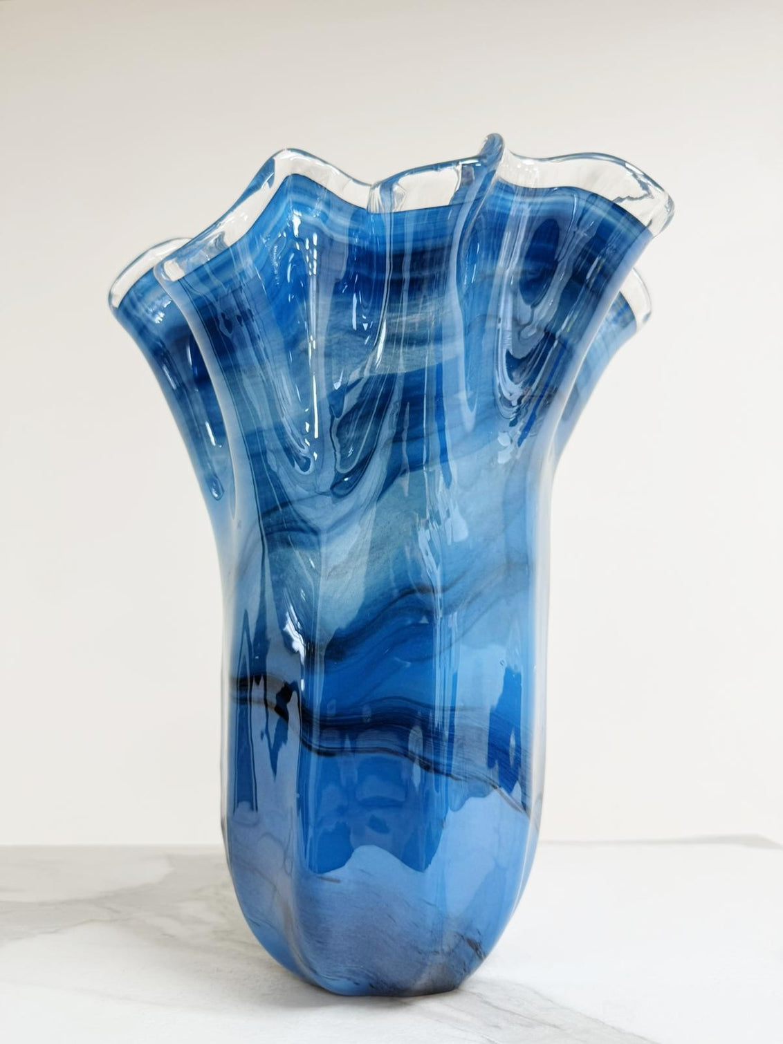 Stor Fazzoletto-vase i avioblå og sort Murano-glas