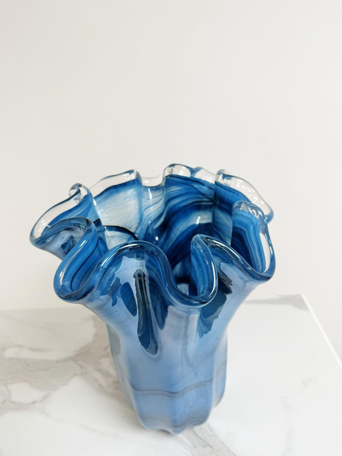 Stor Fazzoletto-vase i avioblå og sort Murano-glas