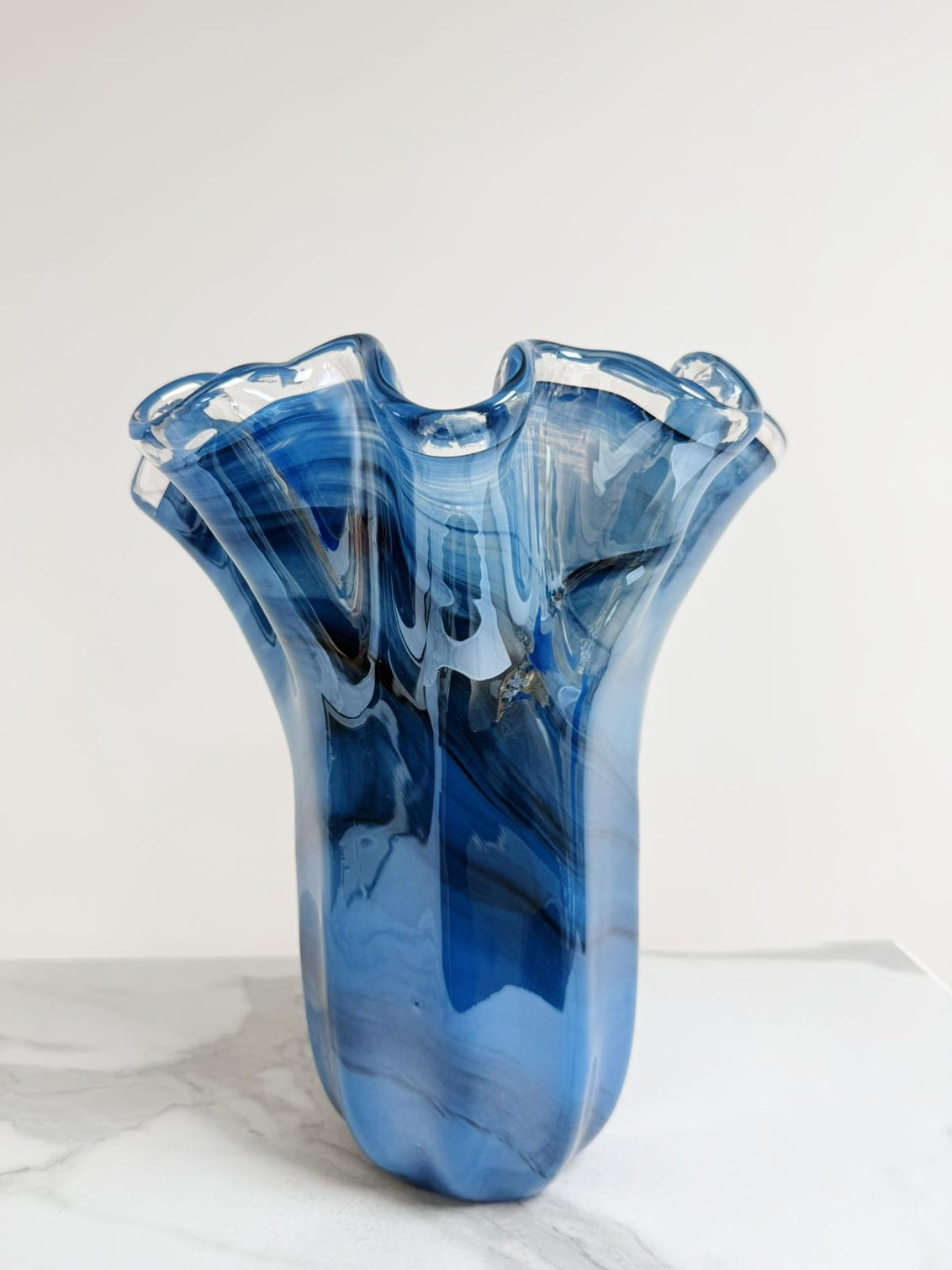 Stor Fazzoletto-vase i avioblå og sort Murano-glas